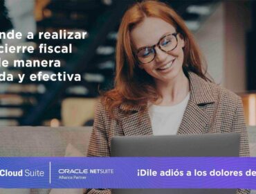 Persona en frente del computador haciendo un cierre fiscal