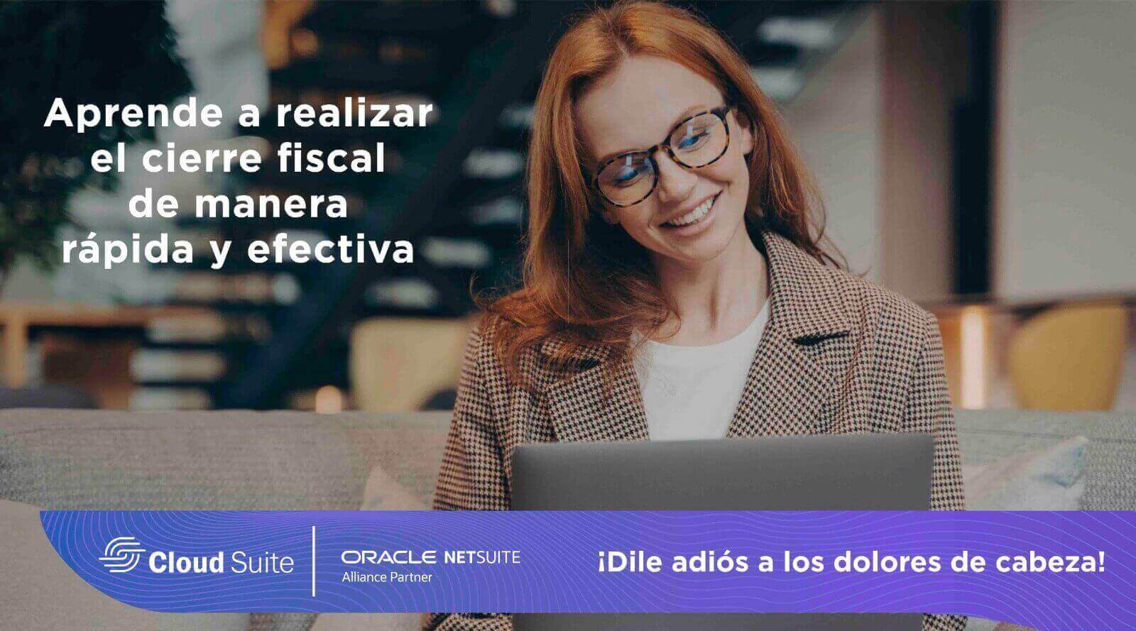 Persona en frente del computador haciendo un cierre fiscal