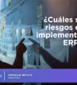 Persona analizando los riesgos de una implementación de ERP