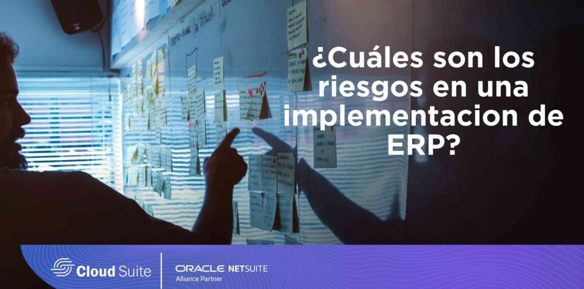 Persona analizando los riesgos de una implementación de ERP