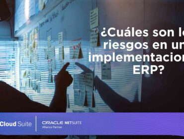 Persona analizando los riesgos de una implementación de ERP