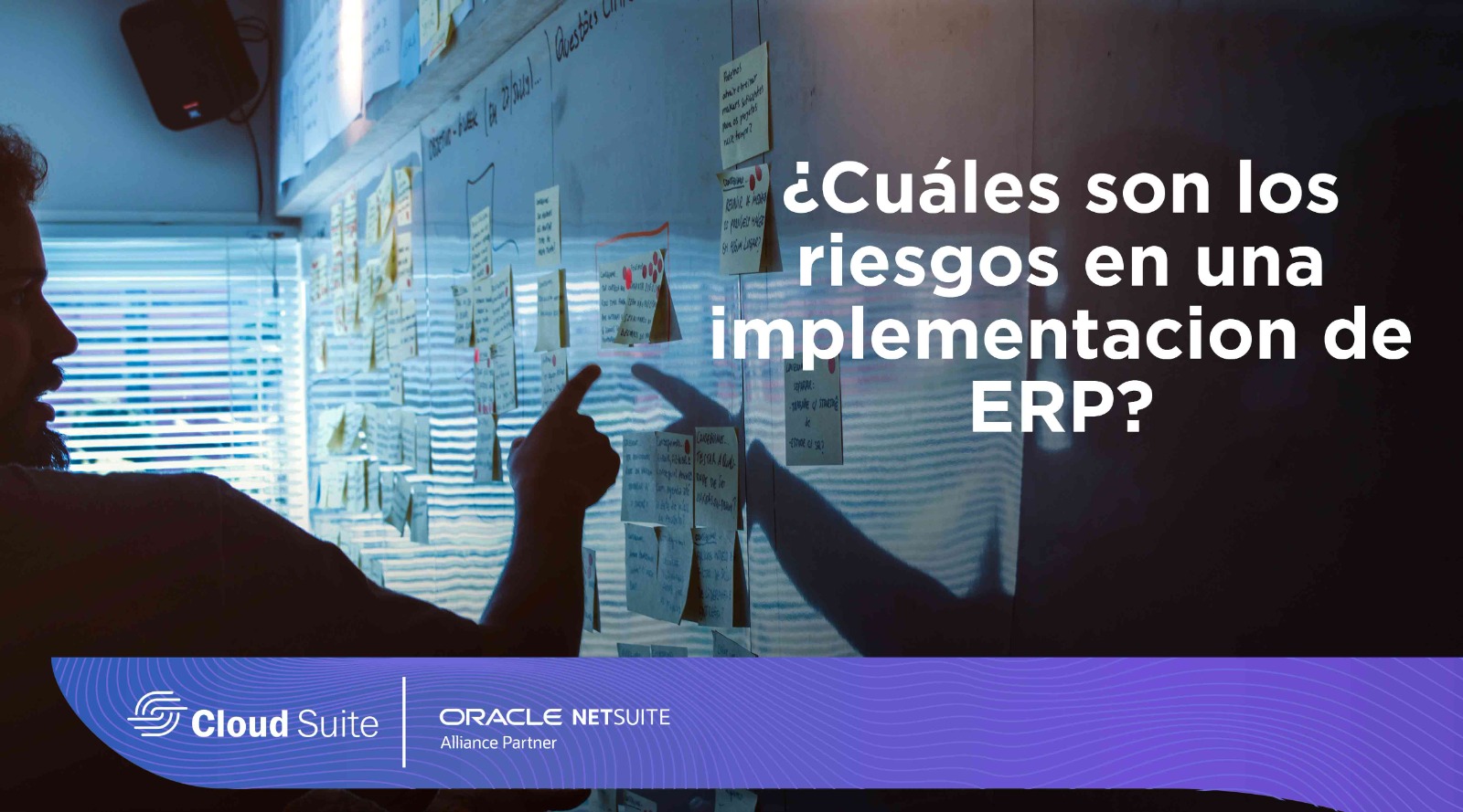 Persona analizando los riesgos de una implementación de ERP
